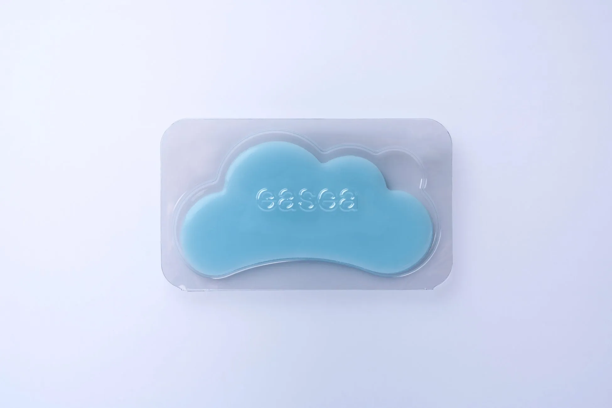 雲の形をしたアイパッチ
