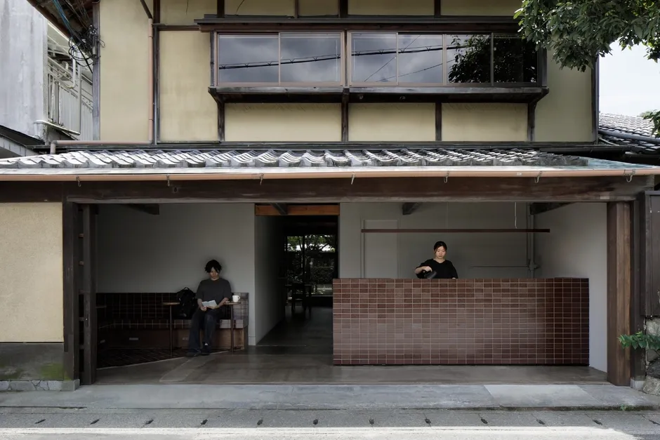 日本の伝統的な建築様式のカフェの正面玄関