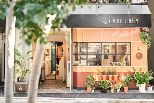 Earl Greyという名前のカフェの外観。オレンジ色を基調とした外観で、店先には観葉植物が並べられています。