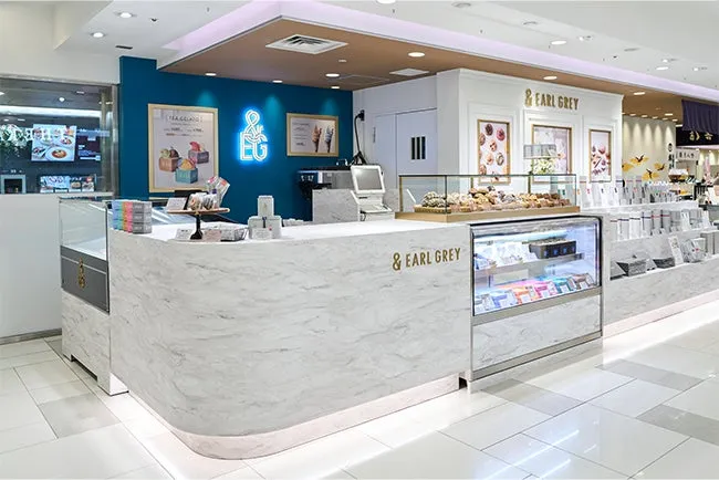 店舗のカウンターの様子。白を基調とした内装で、洗練された印象を与える。