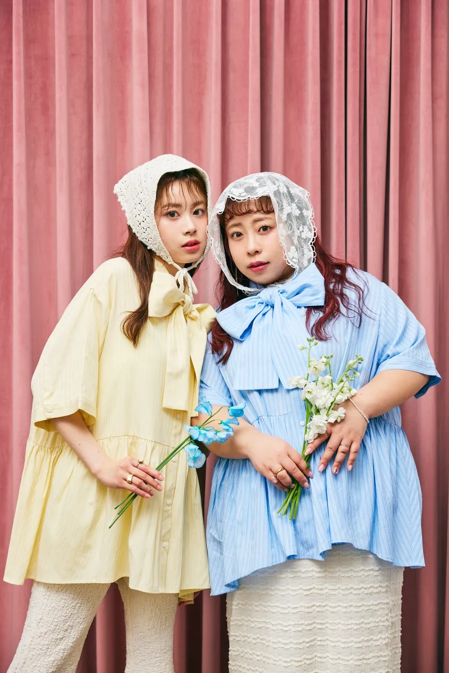 ピンクのカーテンと花と女性2人のポートレート