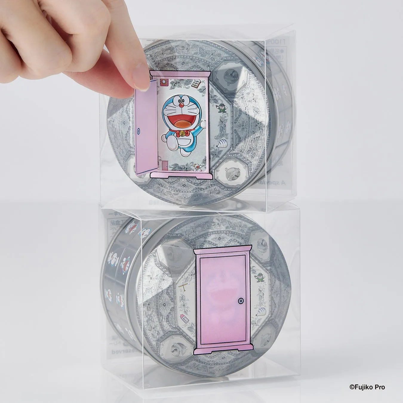どこでもドアをデザインした透明ケースに入ったクッキー缶