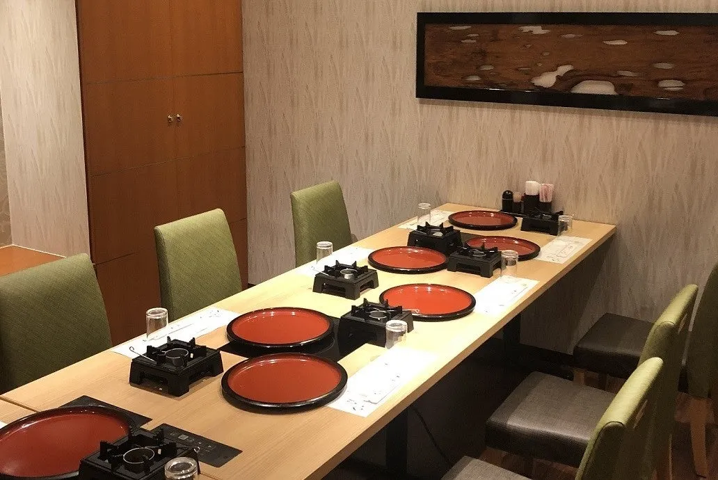 テーブルに並ぶ料理