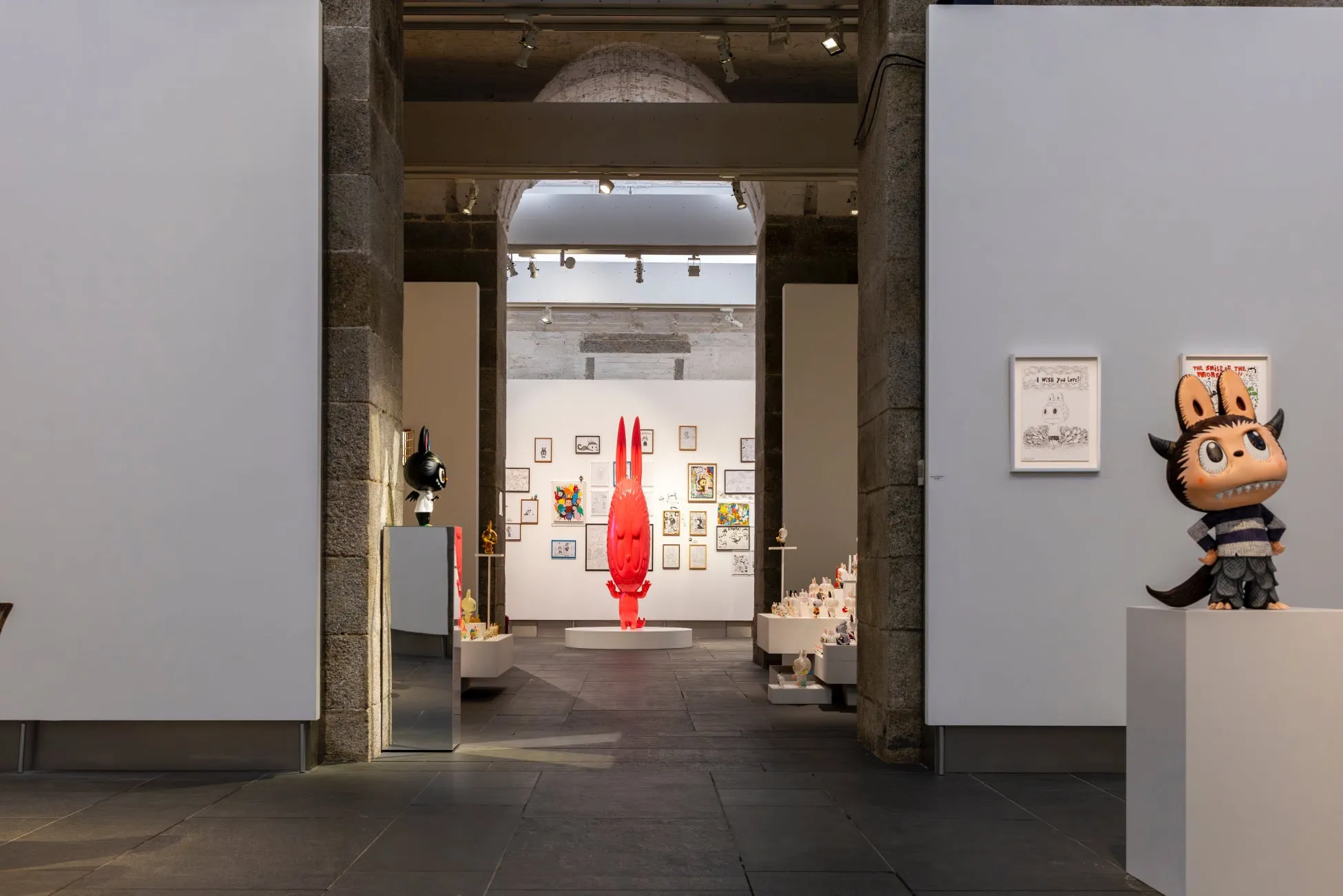 美術館の展示の様子。様々なキャラクターのフィギュアや絵が展示されている。