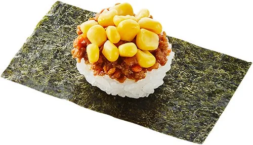 海苔の上に、ご飯、ひき肉、コーンが乗った料理。