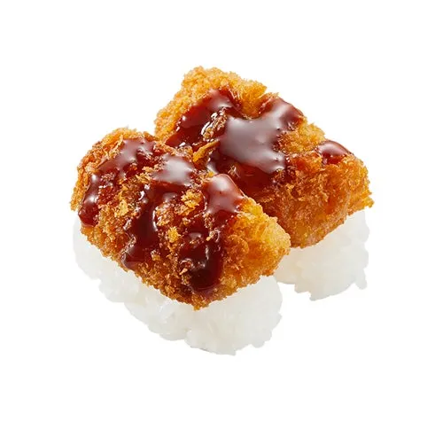 揚げ物とソースがかけられた寿司