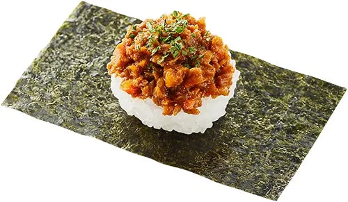 海苔の上に、ご飯と具材が乗った料理の写真です。具材は茶色で、ご飯の上に盛り付けられています。
