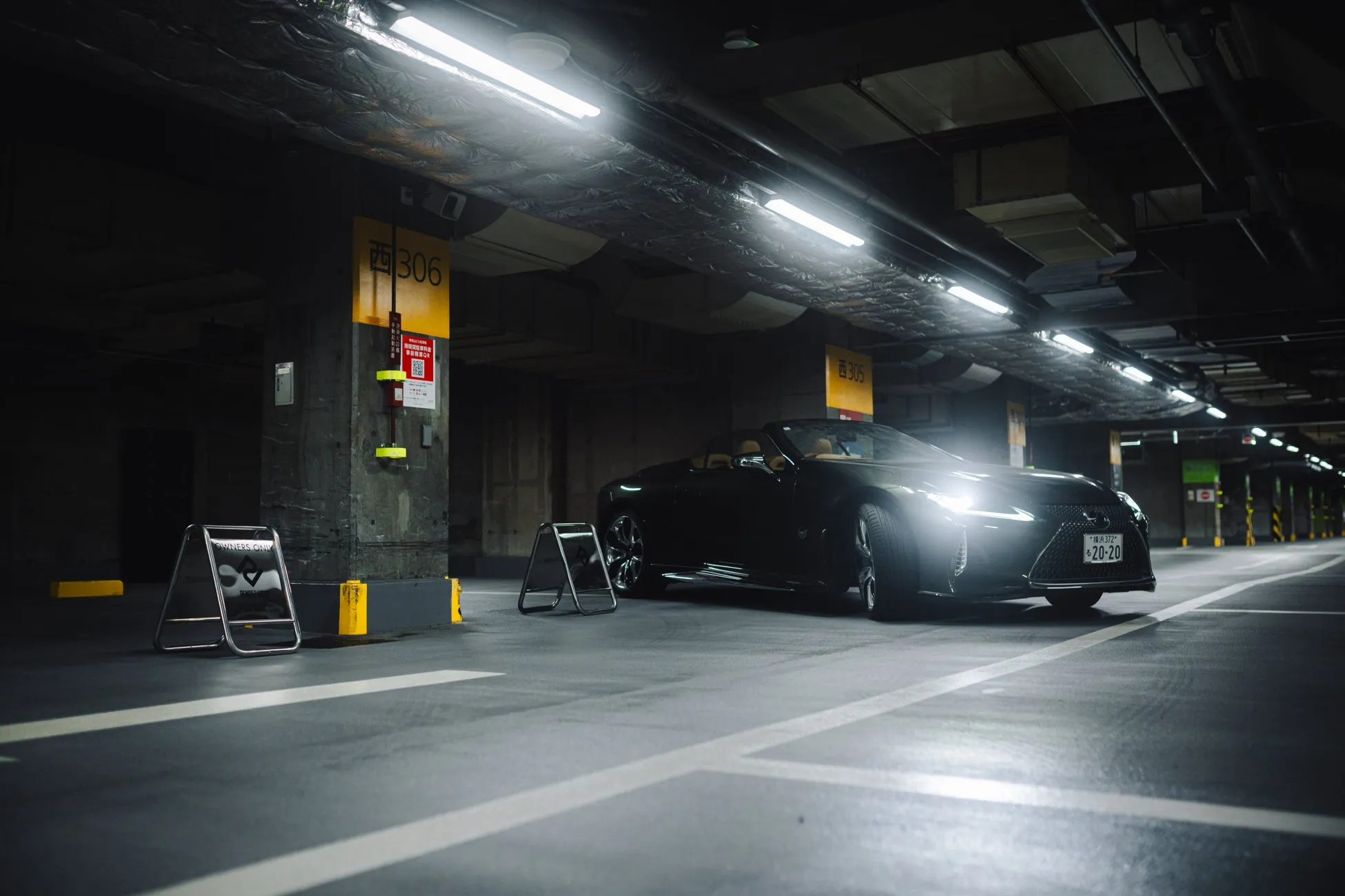 駐車場内の高級車
