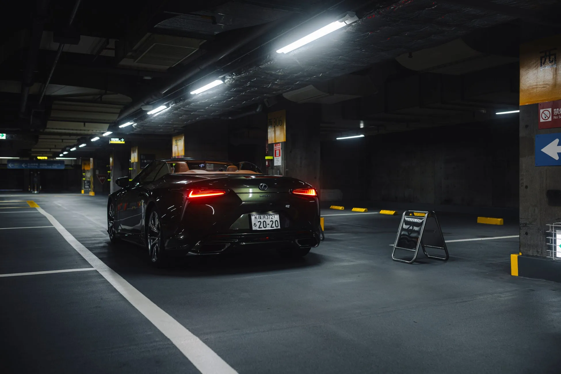 夜の駐車場に停まるレクサス