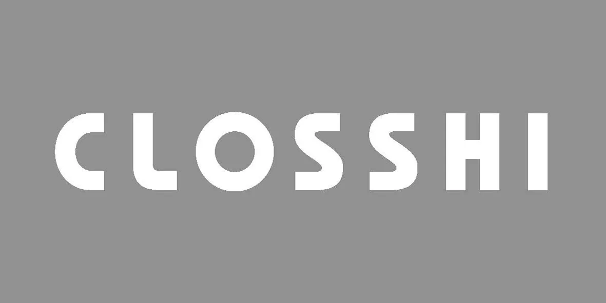 白文字で「CLOSSHI」と書かれたロゴ。背景はグレー。