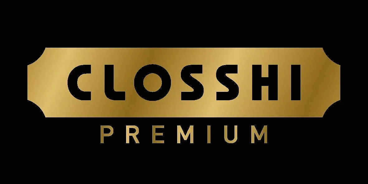 黒い背景に金色のロゴが配置された画像。ロゴは「CLOSSHI」というテキストが上部に、その下に「PREMIUM」というテキストが配置されています。