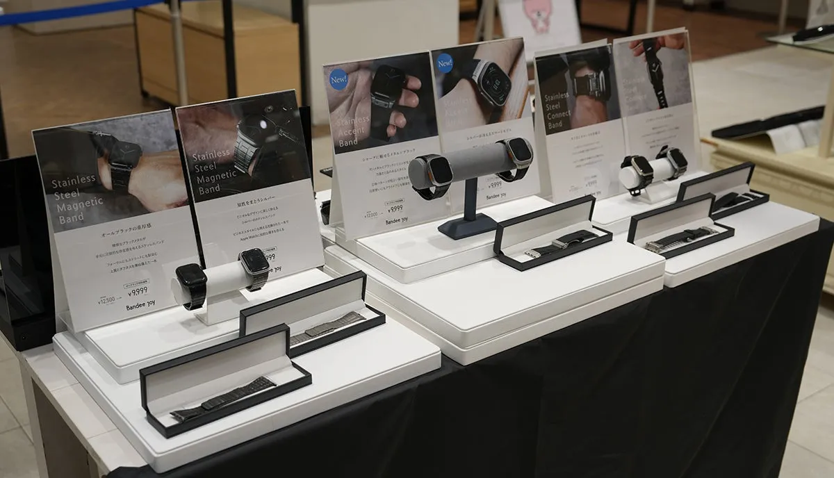 腕時計の展示。さまざまな種類のステンレススチールバンドとアクセントバンドが並べられ、価格が表示されています。