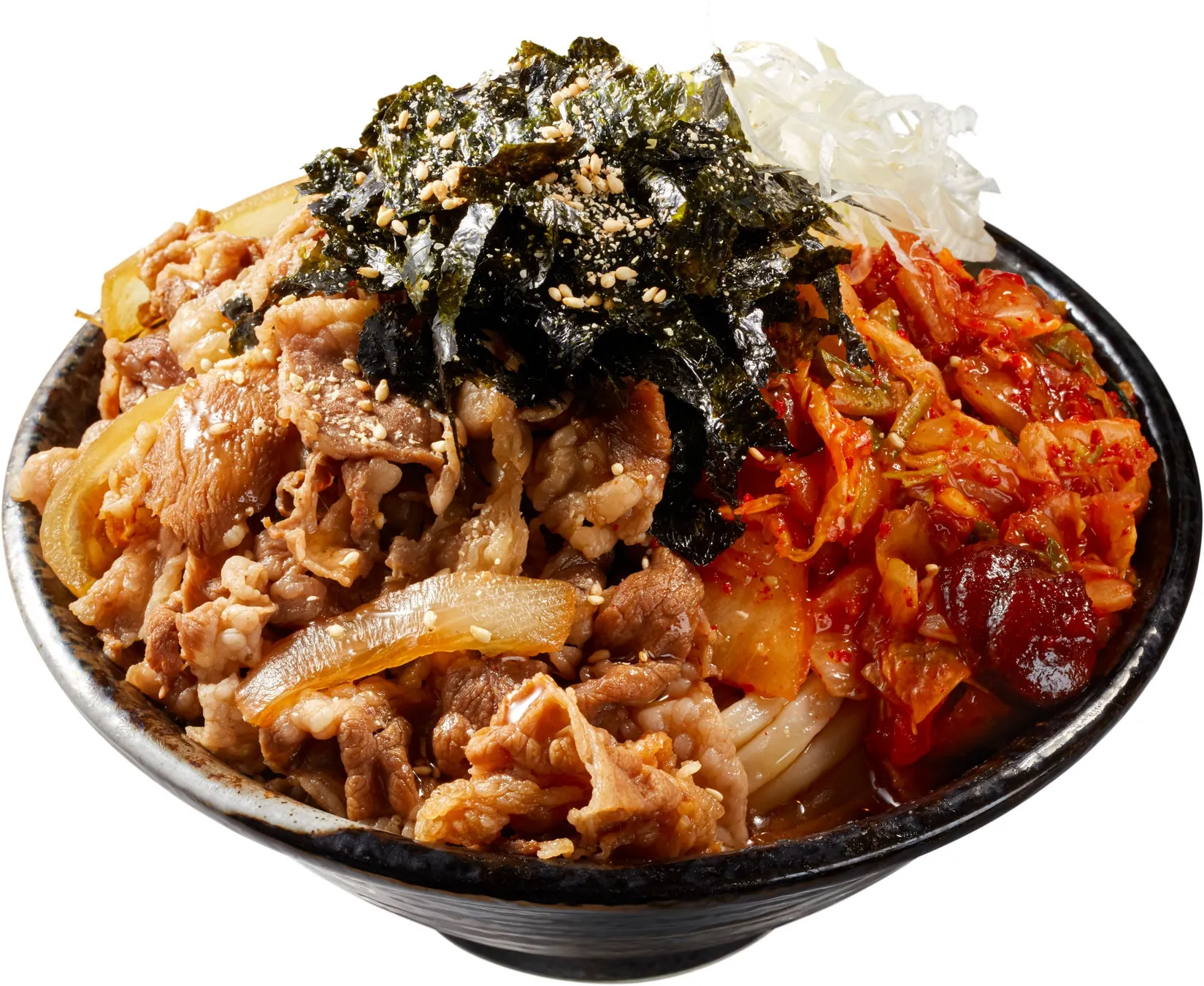 牛肉、海苔、ネギ、キムチがトッピングされたうどんのクローズアップ写真。