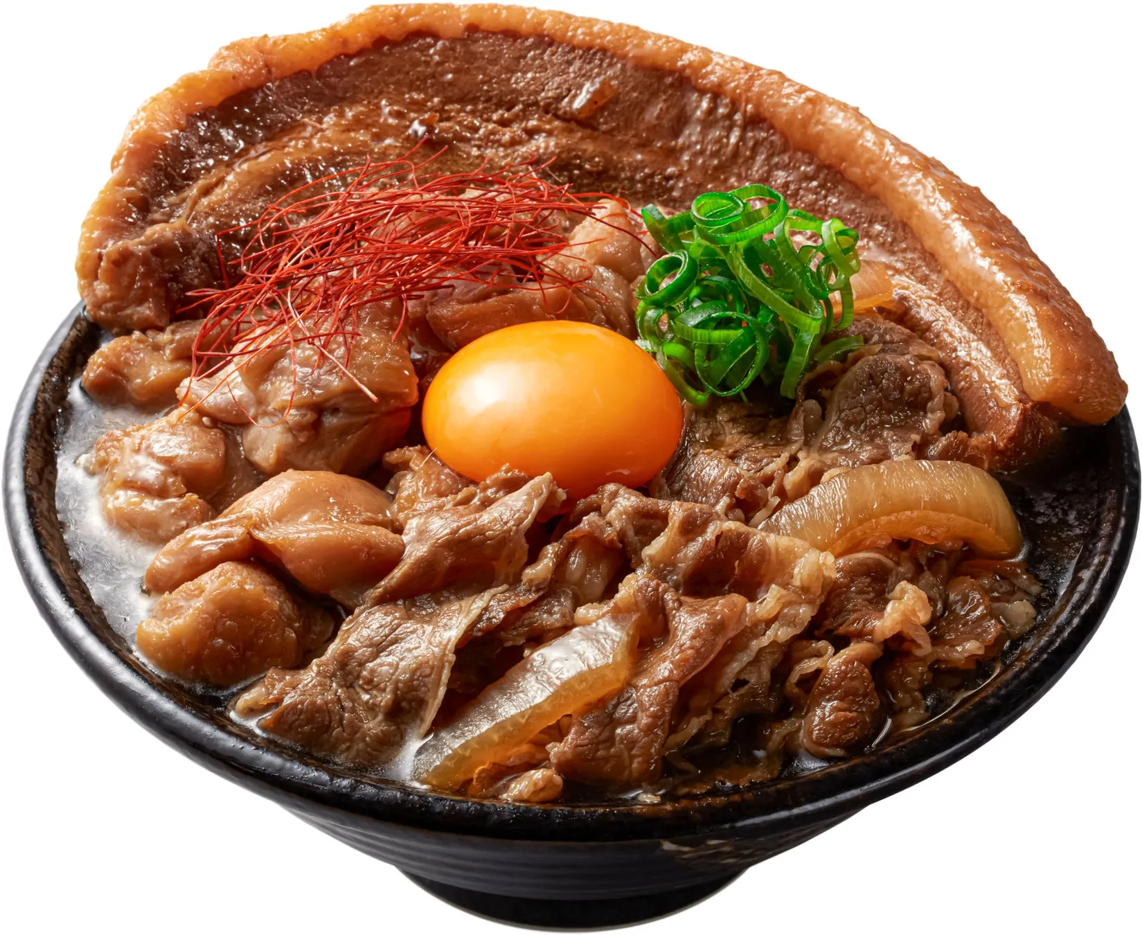 豚の角煮、牛肉、卵、ネギなどが盛り付けられた丼の料理の写真。