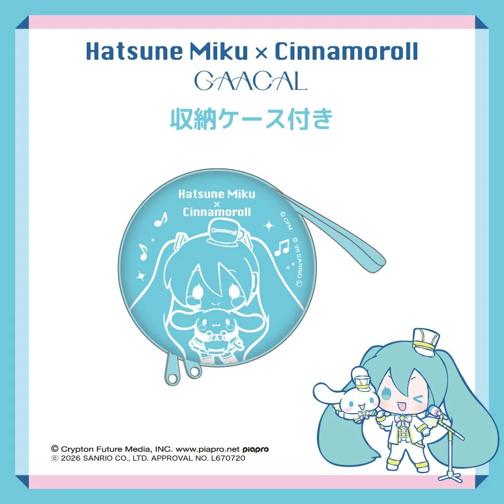 初音ミクとシナモロールのコラボグッズの画像です。水色の背景に、初音ミクとシナモロールが描かれた収納ケースと、初音ミクとシナモロールが一緒に歌っている様子が描かれています。