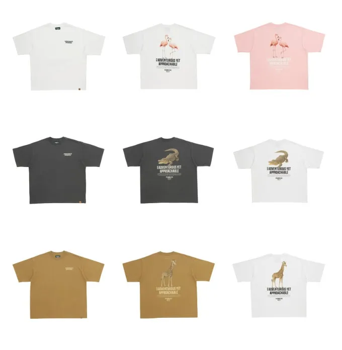 さまざまな色のTシャツのコレクション。