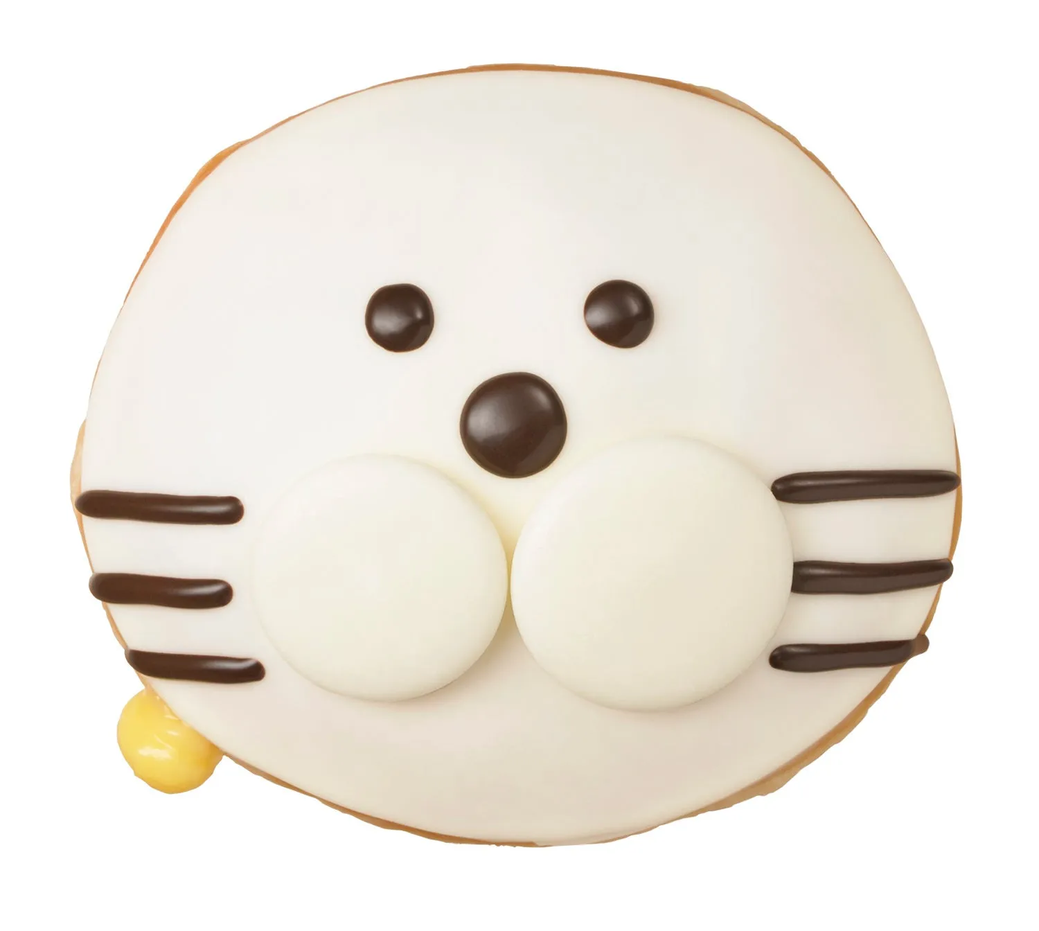 白いアイシングでコーティングされ、猫の顔を模したドーナツ。チョコレートチップの目、鼻、口、ひげがあり、クリーム色の丸い部分が頬を表現しています。ドーナツの側面には黄色のデコレーションが施されています。