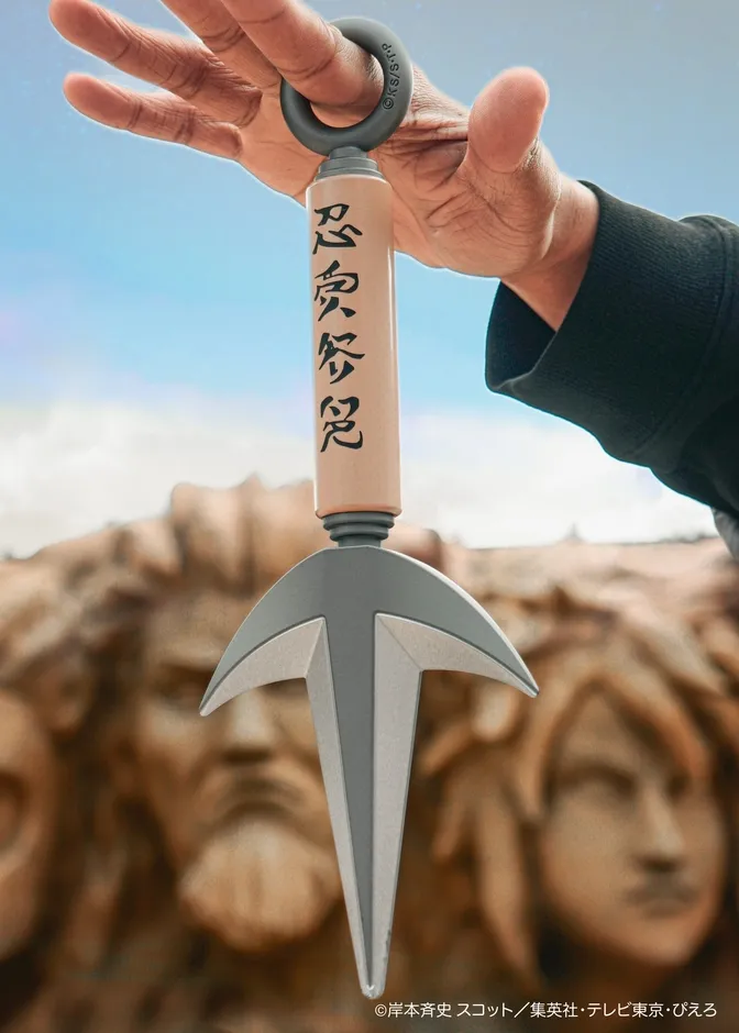 手に持たれたアニメ「NARUTO -ナルト-」のクナイのクローズアップ