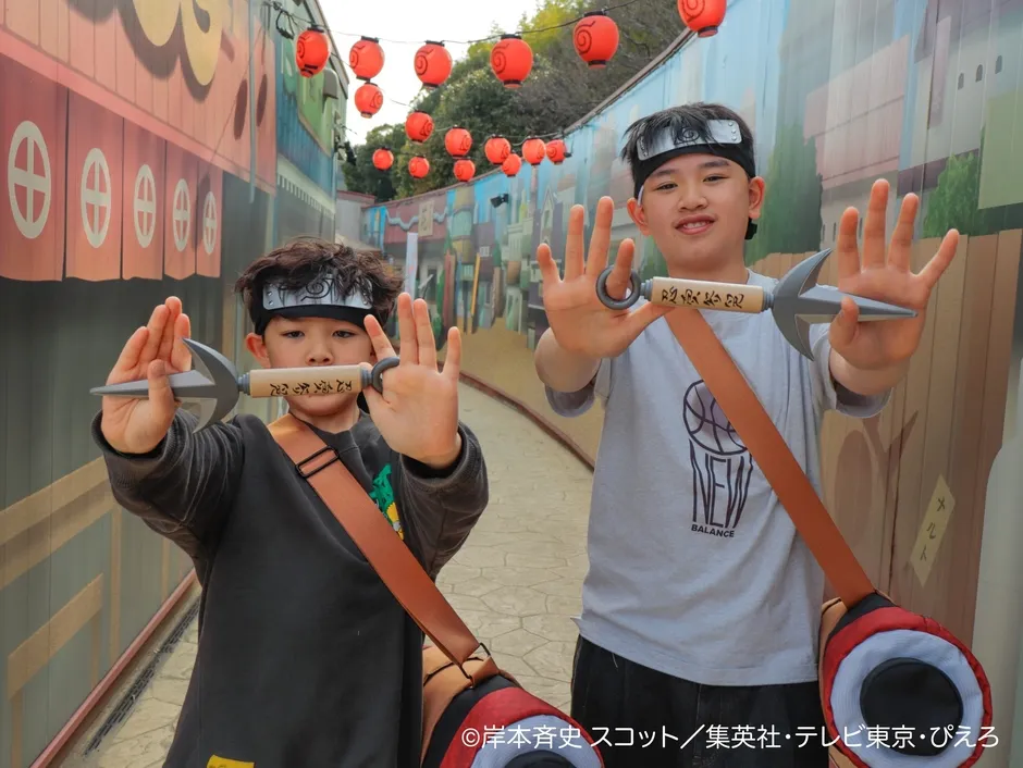 少年がNARUTOのコスチュームを着て手裏剣を持っている様子
