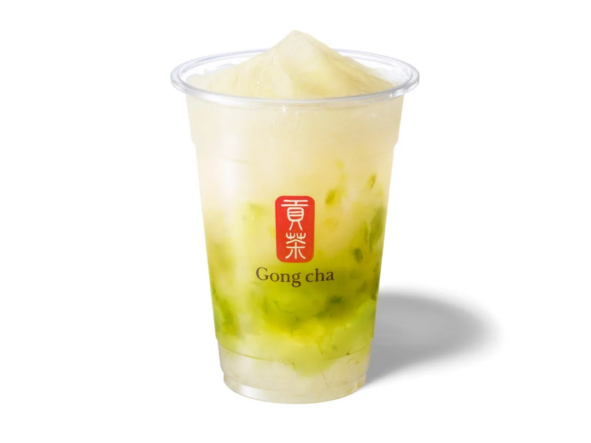貢茶の抹茶ベースのドリンクです。透明なプラスチックカップに入っていて、緑色の層と白い層が混ざっています。