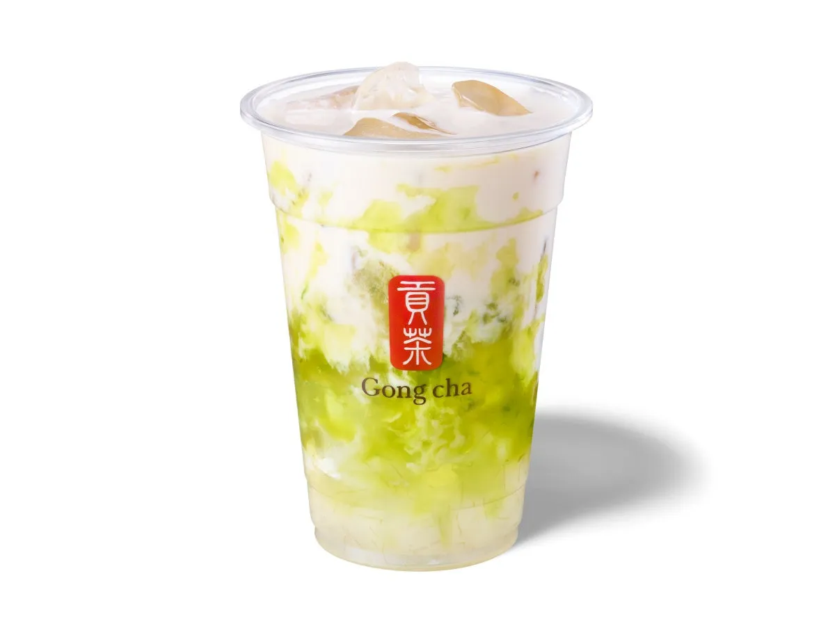 ゴンチャの抹茶ラテの画像です。透明なプラスチックカップに入っており、氷が入っています。抹茶とミルクが層になっていて美味しそうです。