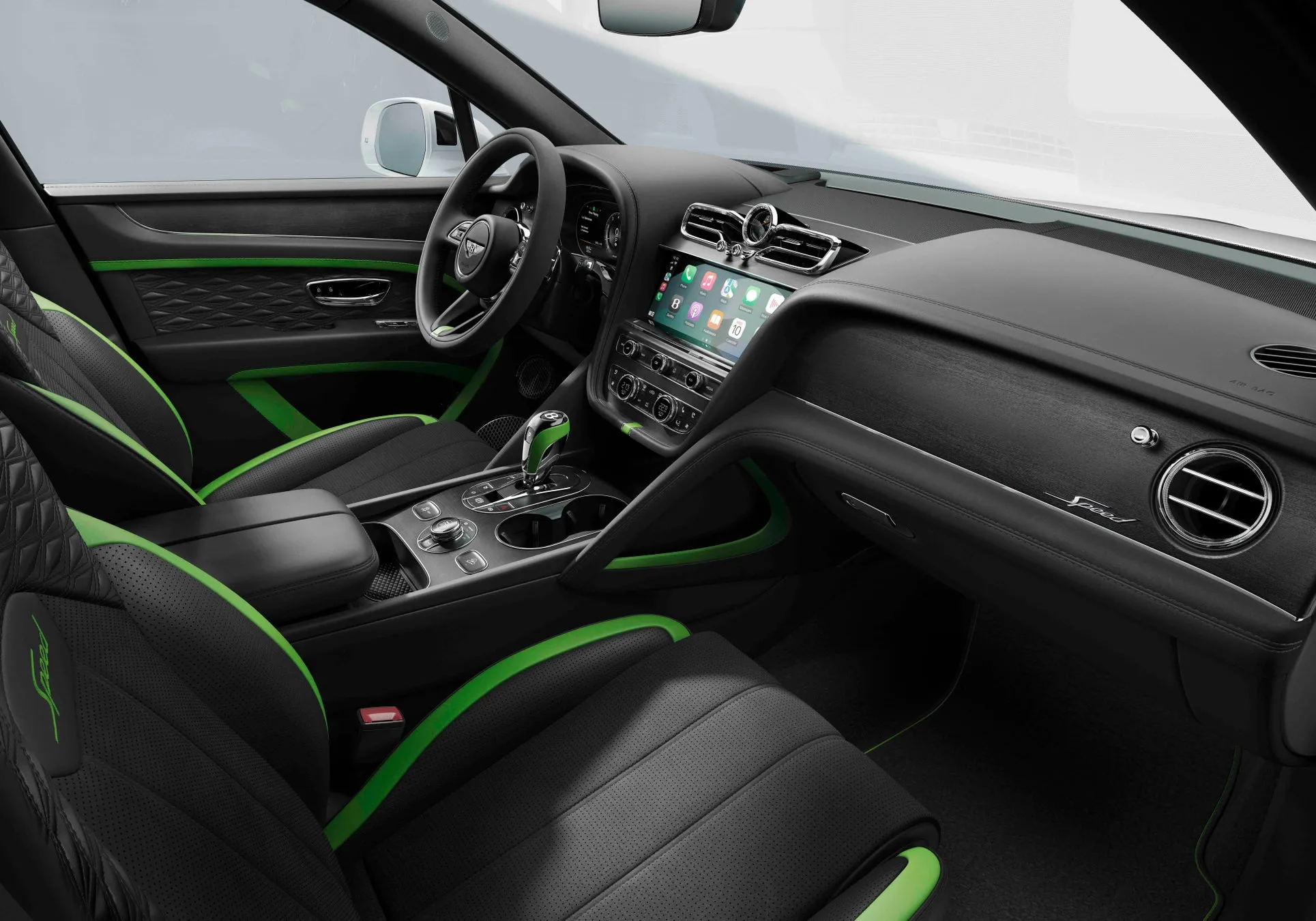 Bentley Bentayga Speedのインテリア。黒と緑のレザーシート、木製のトリム、ダッシュボードの中央にタッチスクリーンディスプレイ。