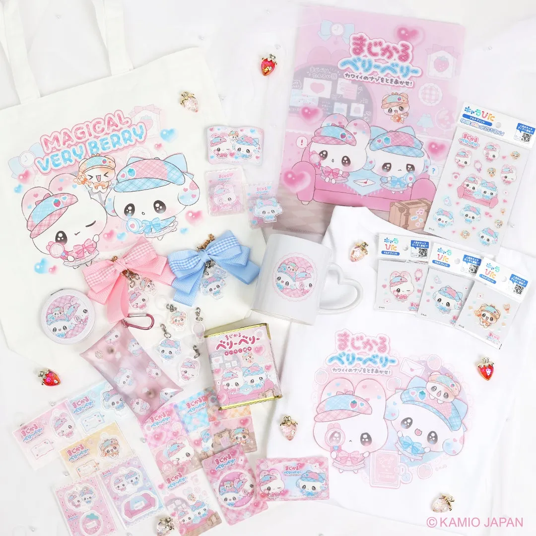 様々なベリーベリーのグッズが写った写真。トートバッグ、マグカップ、シール、キーホルダー、リボン、クリアファイル、Tシャツなど、キャラクターが描かれています。