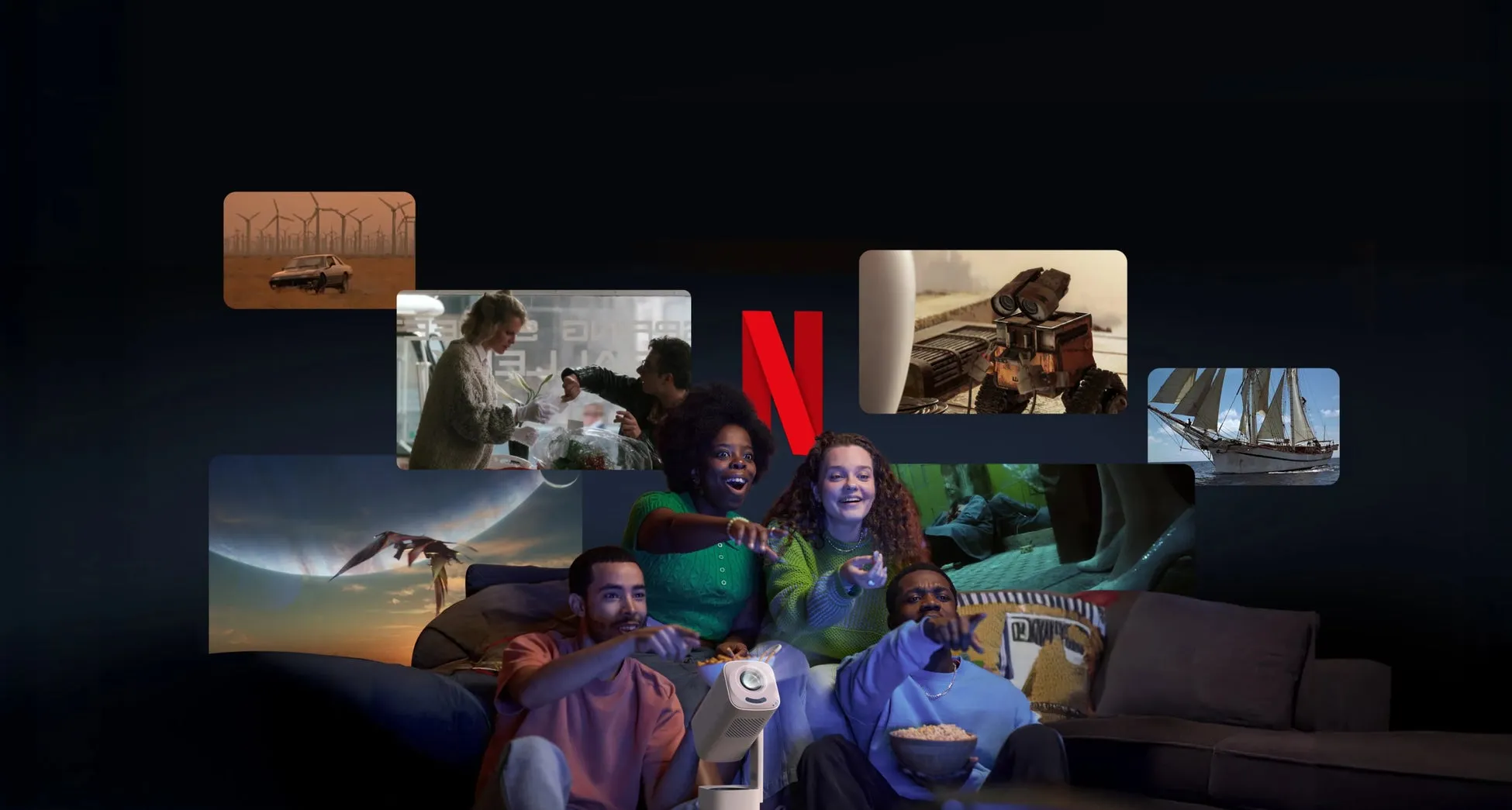 Netflixロゴとソファでプロジェクターを視聴する人々