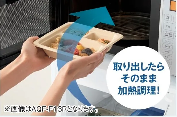 電子レンジから取り出した食品をそのまま加熱調理できることを示す画像