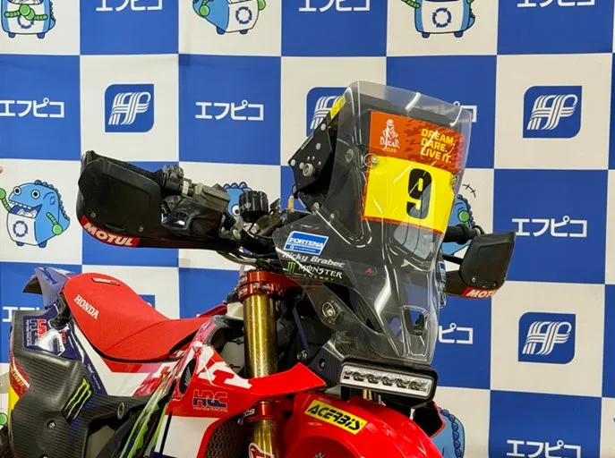 ダカールラリーのバイク。ゼッケン9番、HONDA、Nicky Brabec、MONSTERのロゴが見える。