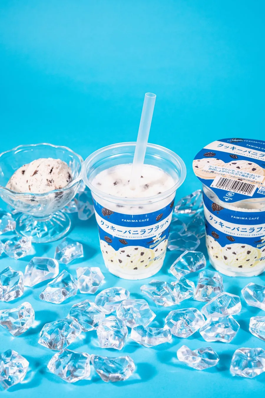 クッキーバニラフラッペと氷の塊が配置された写真