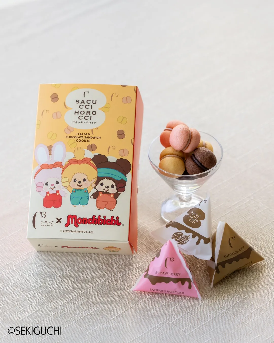 お菓子とモンチッチのコラボ商品。パッケージにはモンチッチのキャラクターが描かれている