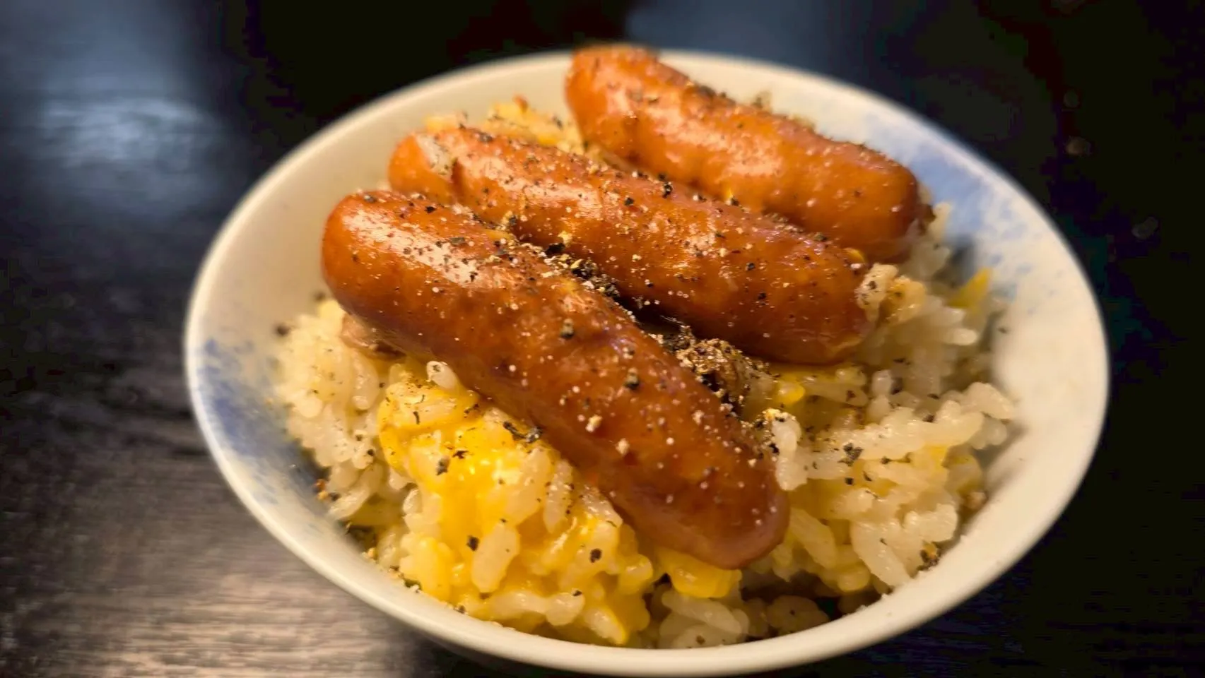 ソーセージと卵とご飯が盛り付けられた料理の写真です。