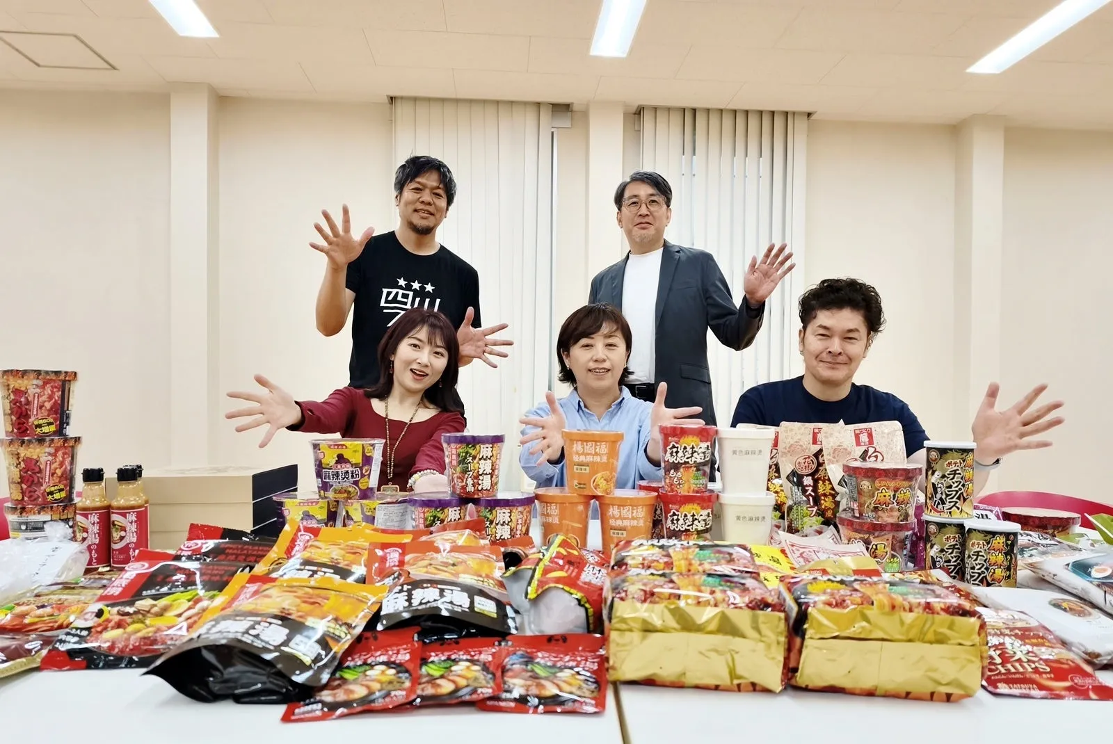 審査員と麻辣湯商品の集合写真