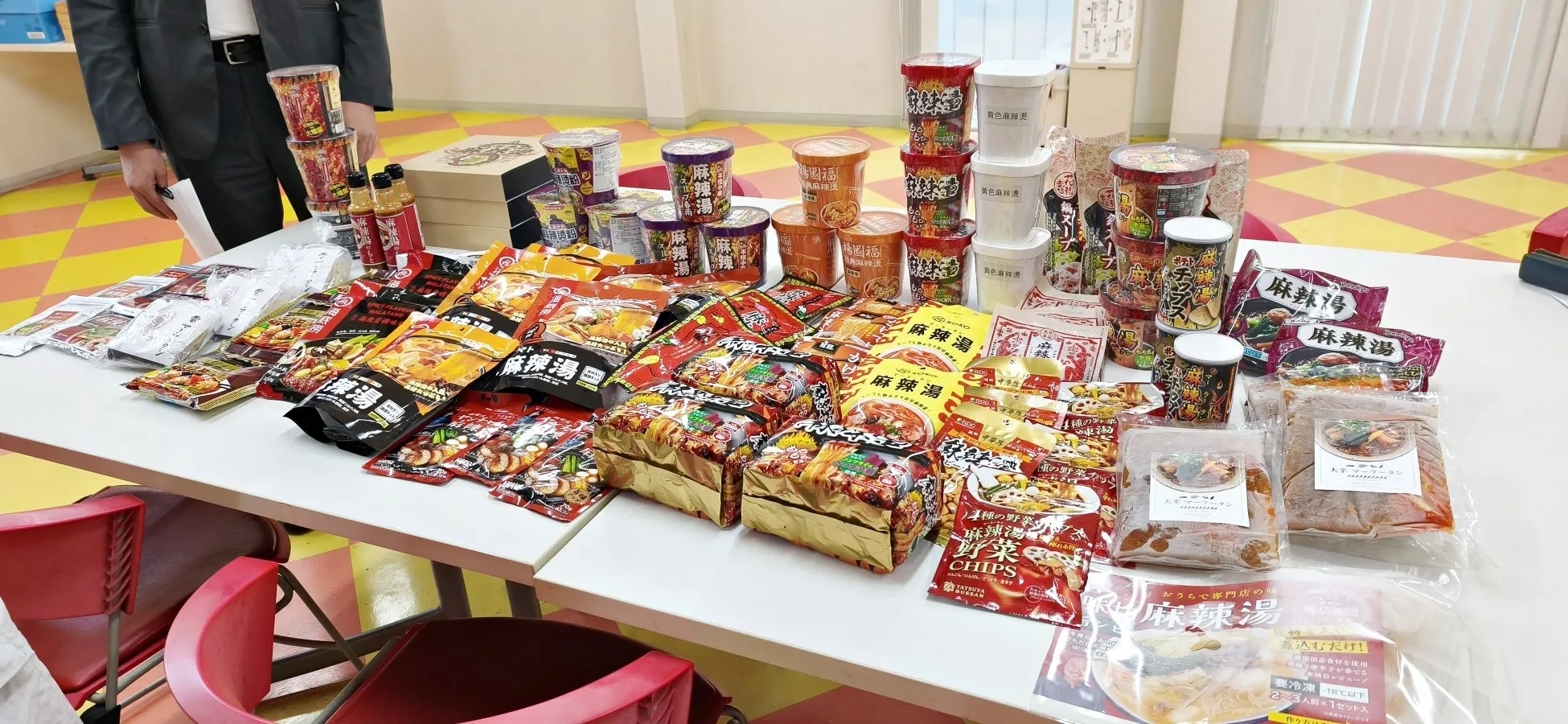 様々な麻辣湯商品が並ぶ様子