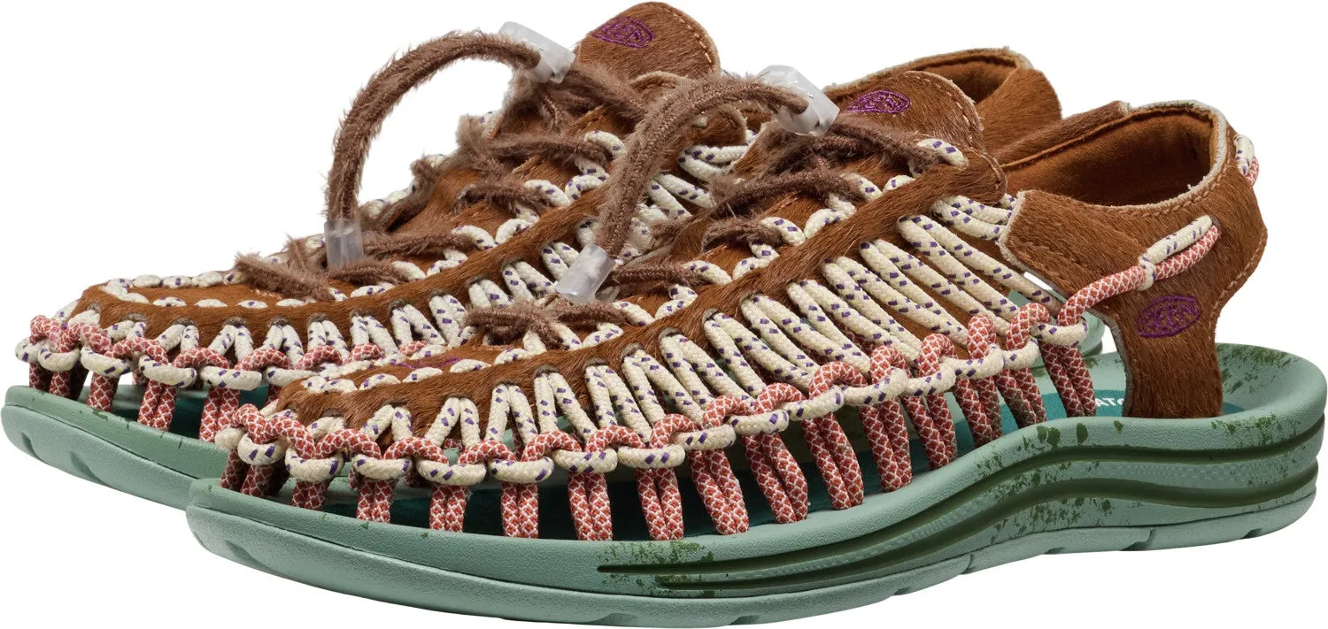 KEEN UNEEKの茶色のサンダル