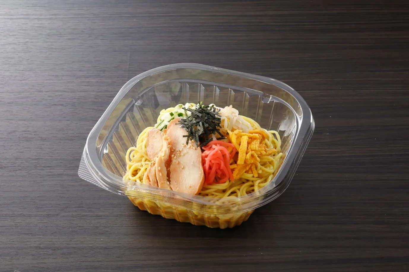 透明な容器に入った冷やし中華の画像です。