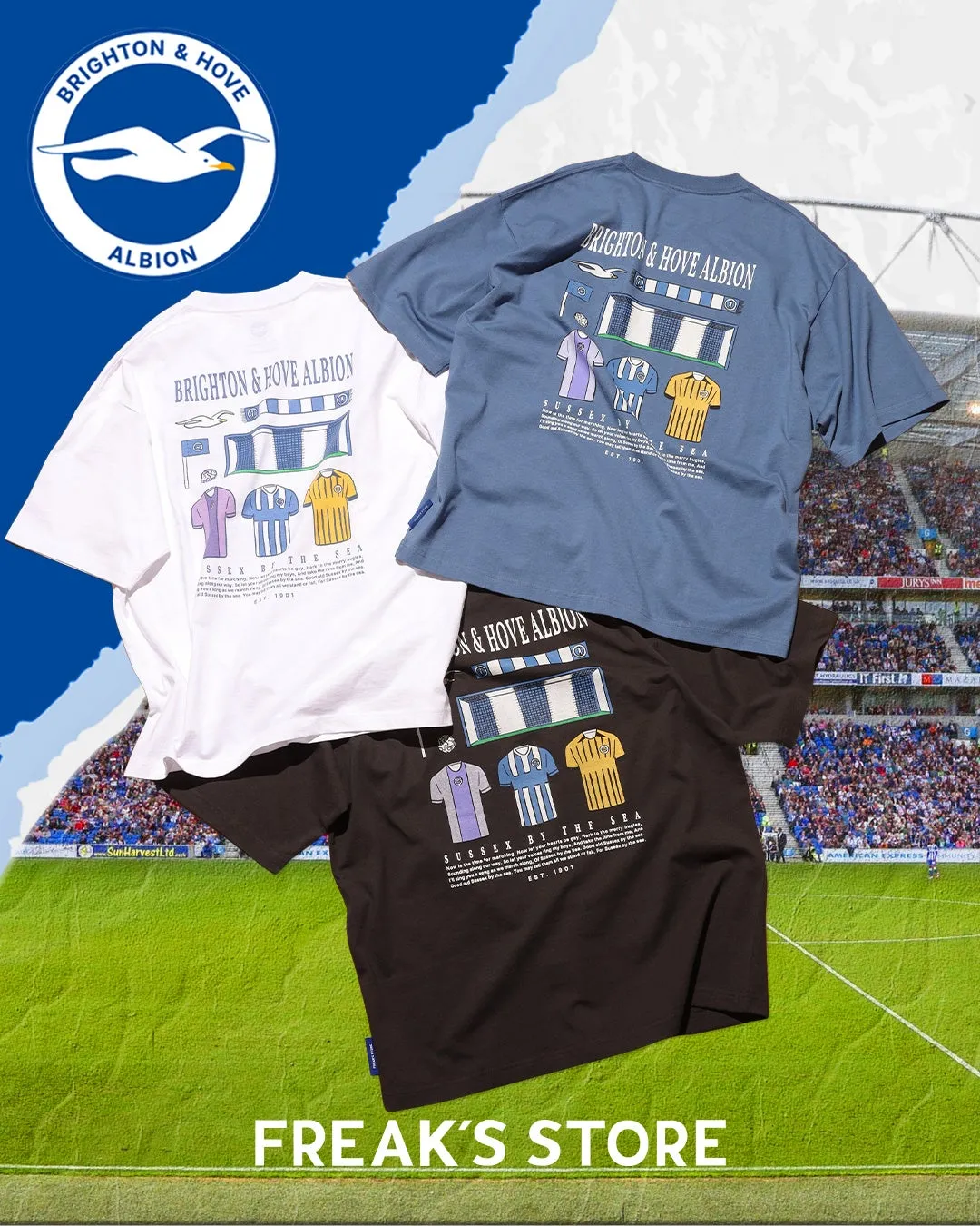 3色のTシャツが重ねられた画像。各Tシャツには、ブライトン・アンド・ホーヴ・アルビオンのロゴとイラストが描かれています。スタジアムの背景と、FREAK'S STOREのロゴが前面に配置されています。