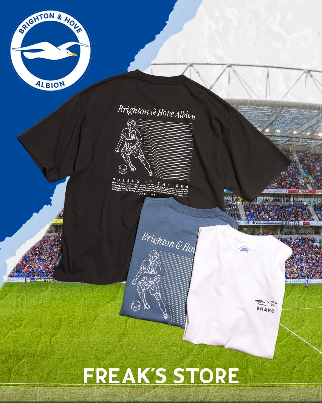 ブライトン・アンド・ホーヴ・アルビオンのTシャツが3枚写っている写真。黒、青、白のTシャツにはそれぞれ異なるデザインがプリントされており、背景にはスタジアムの観客席が写っている。