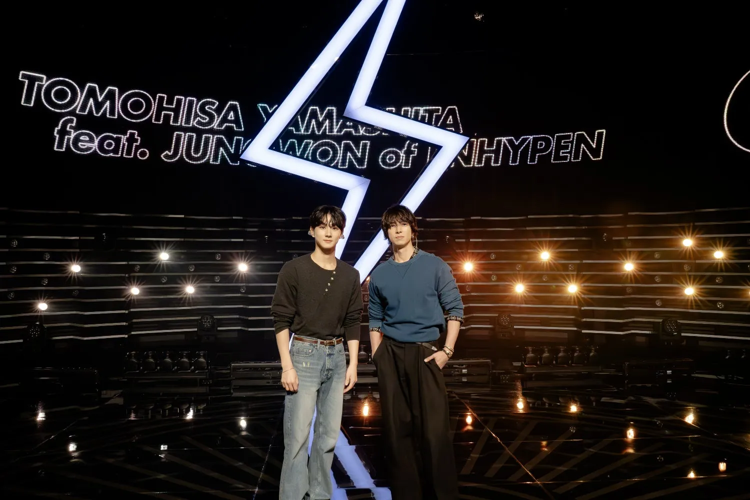 山下智久とENHYPENのJUNGWONがステージに立っている写真。