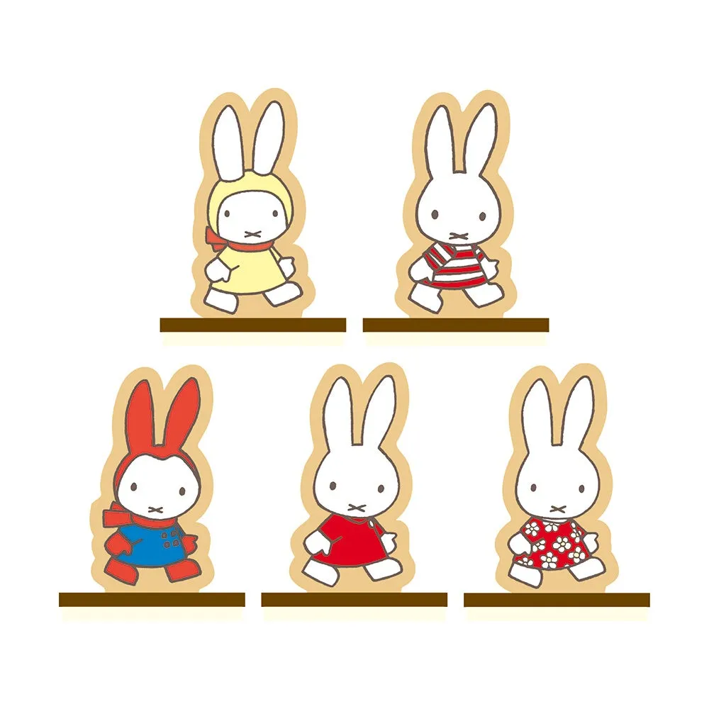 様々な衣装のミッフィーのイラスト