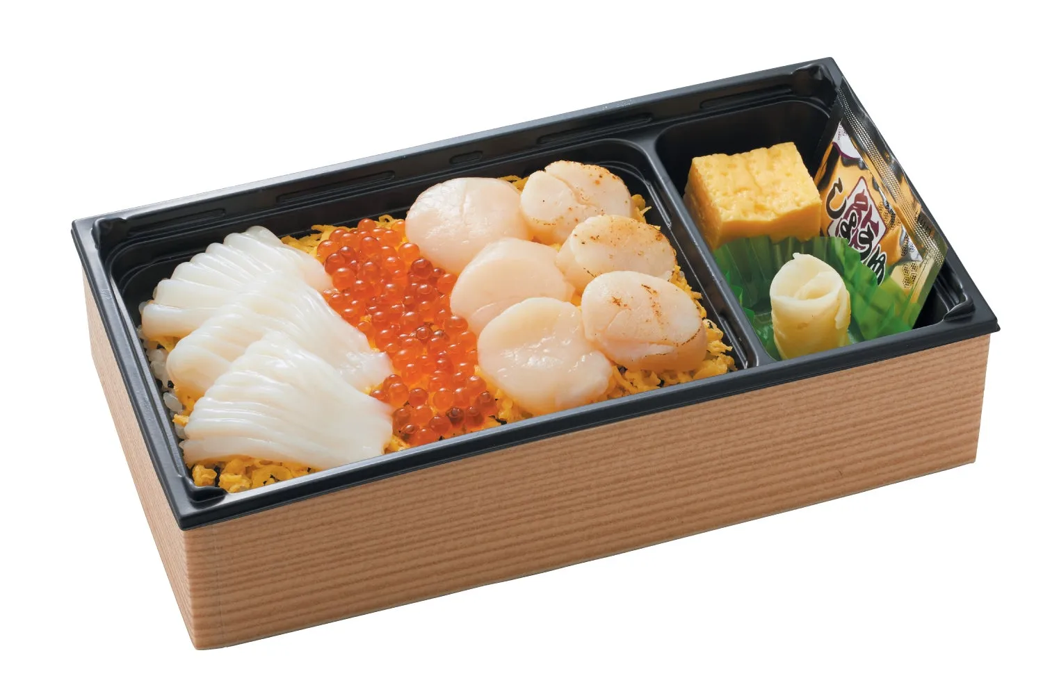 お弁当の画像です。ご飯の上に、イカ、イクラ、ホタテ、卵焼き、ガリなどが乗っています。