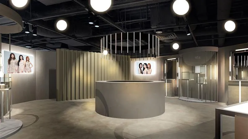 店内を写した写真。照明、モデルの画像、展示台が写っています。