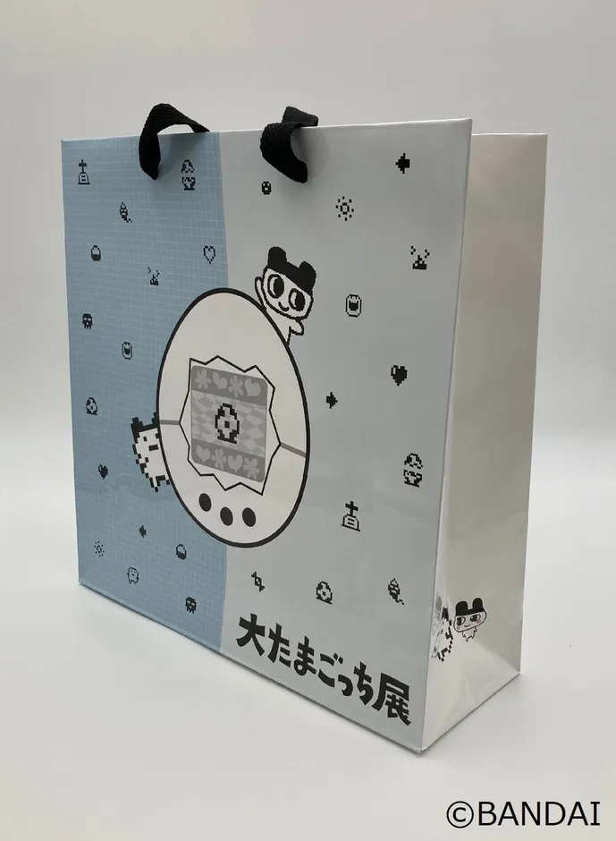 たまごっちのキャラクターが描かれた水色のショッパー