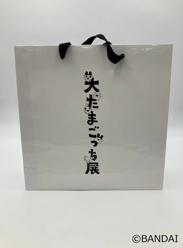 「大たまごっち展」のロゴが入った白いショッパー