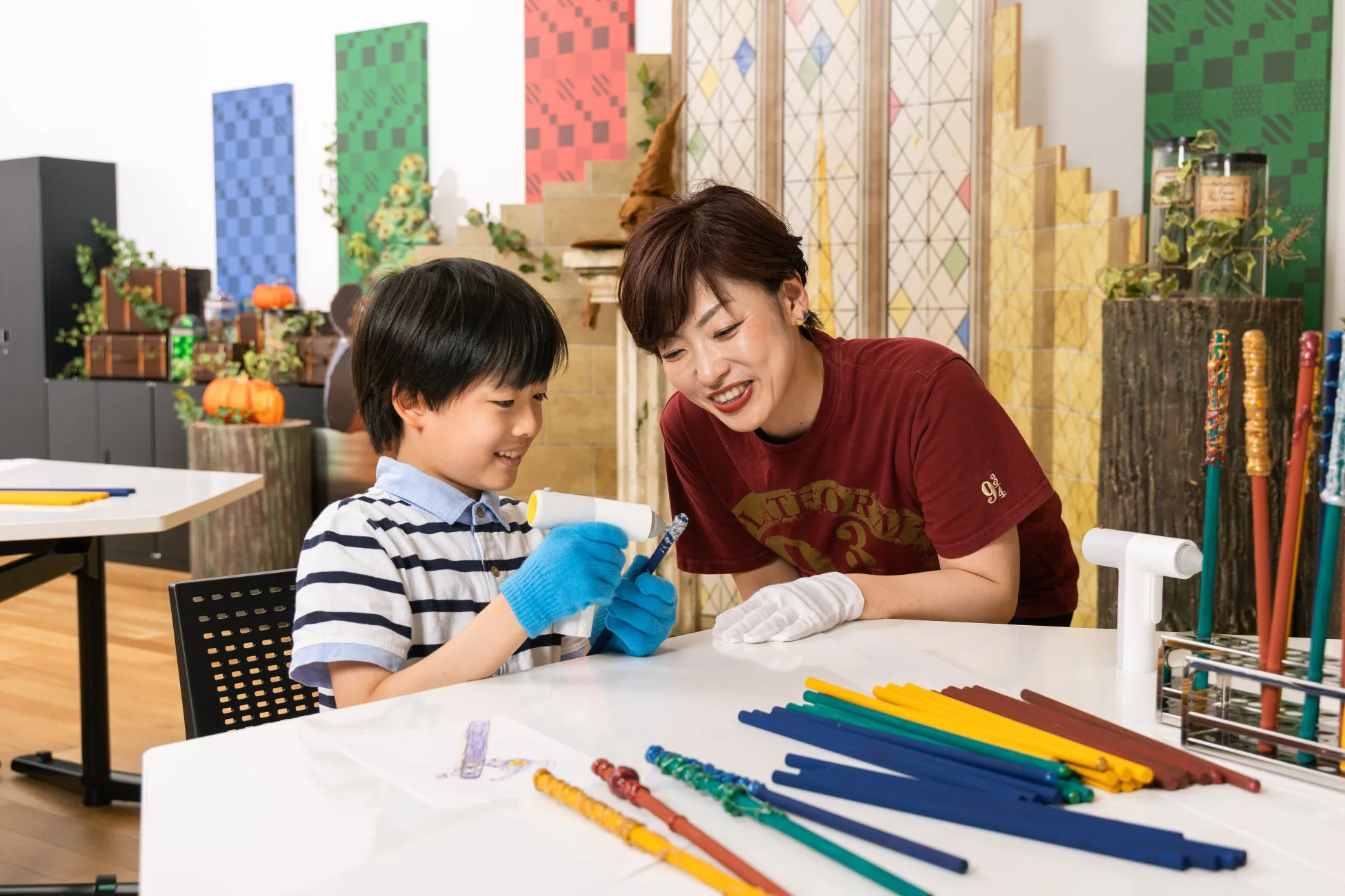 子供と女性が魔法の杖作りをしている様子