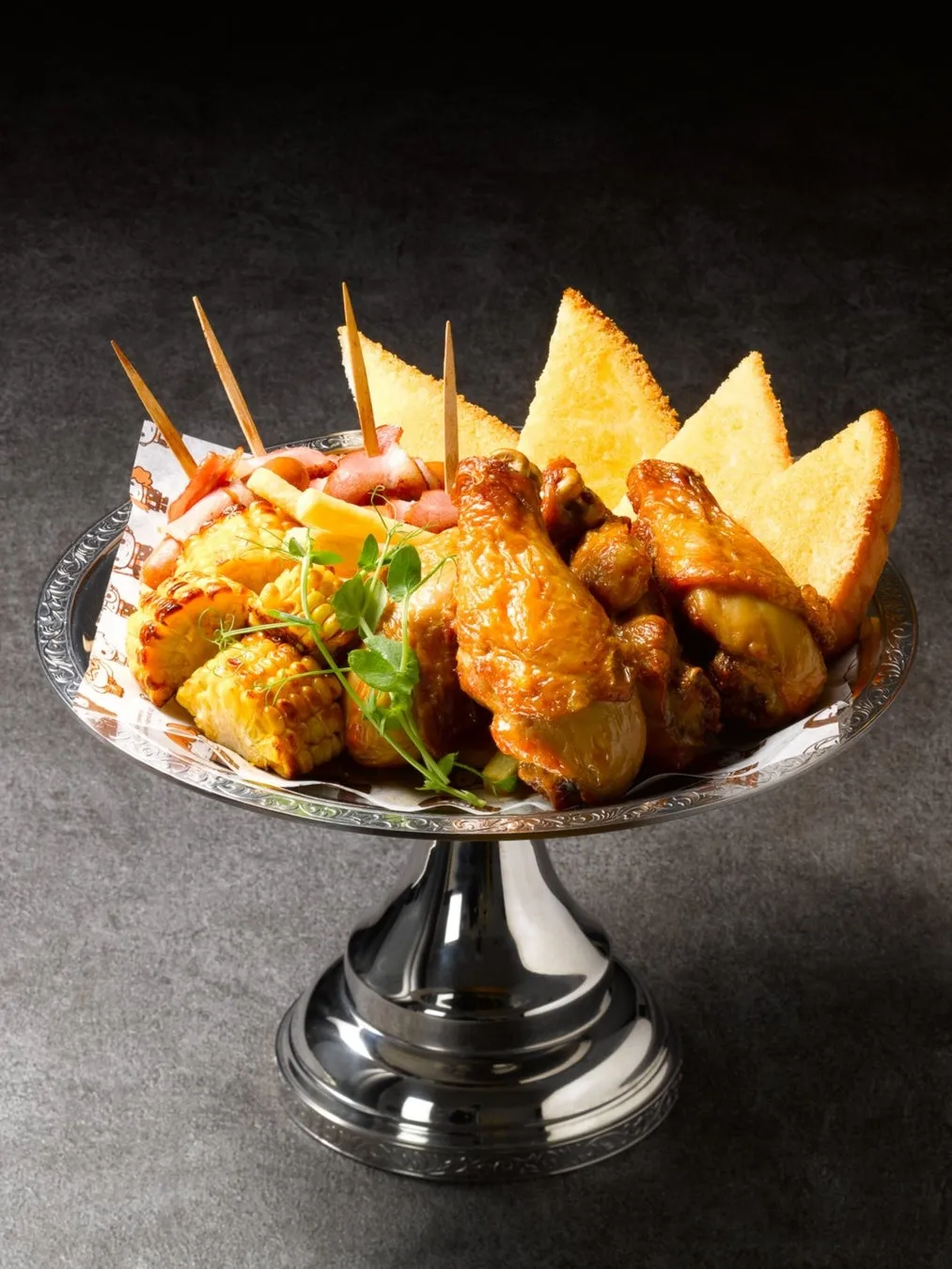チキンレッグやトーストなどが盛り付けられた料理