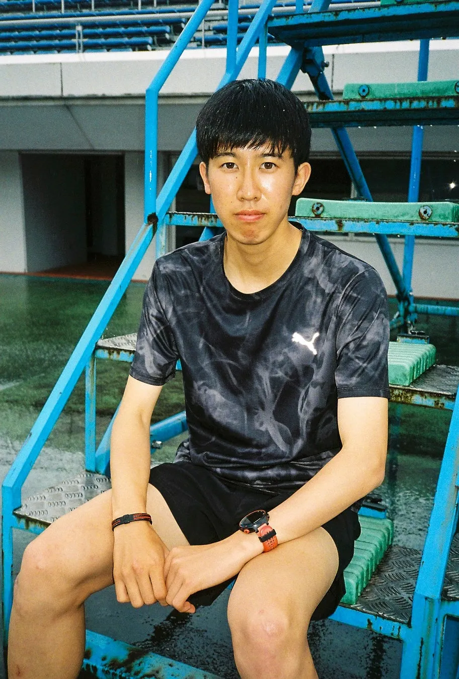 階段に座っている男性のポートレート