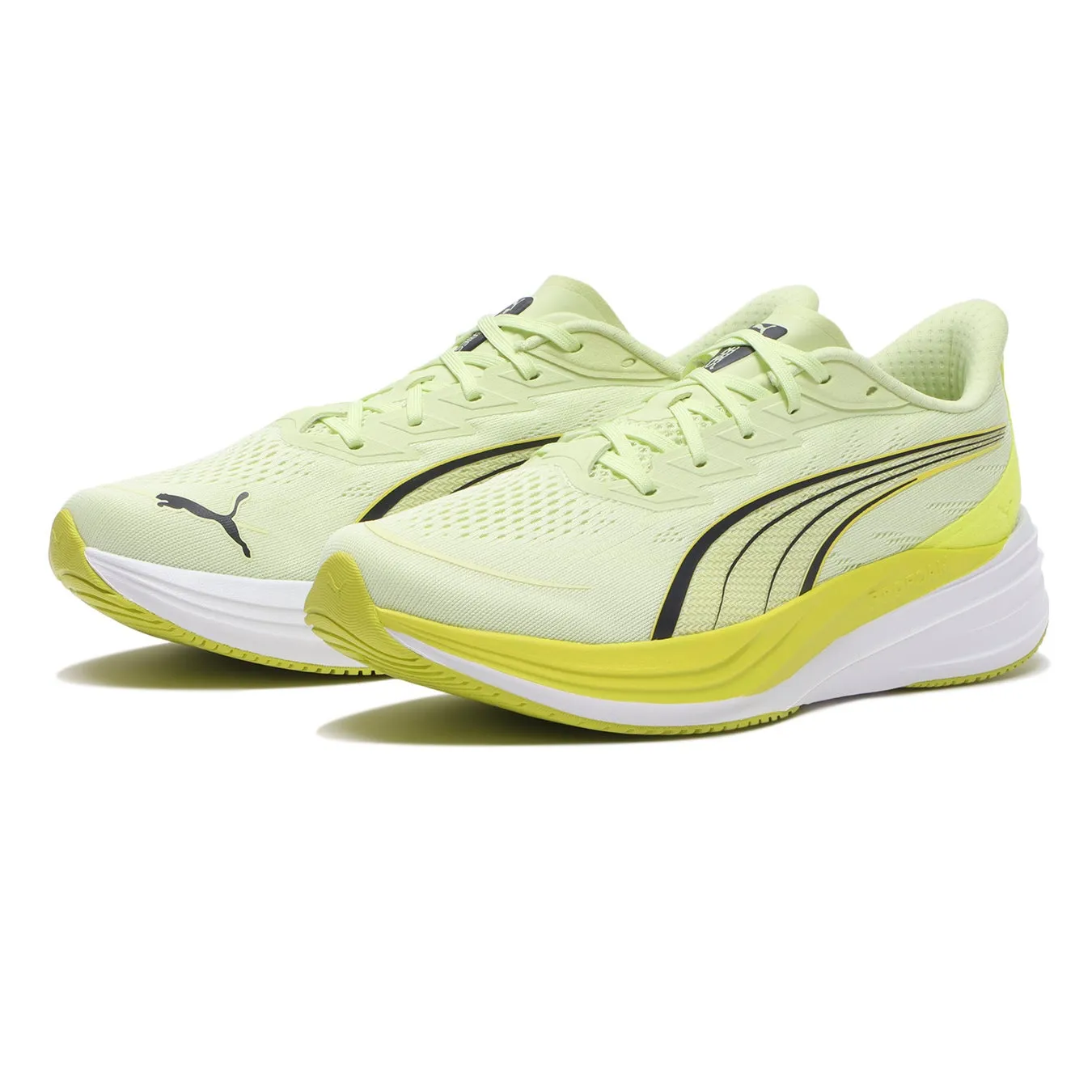 黄緑色のランニングシューズ