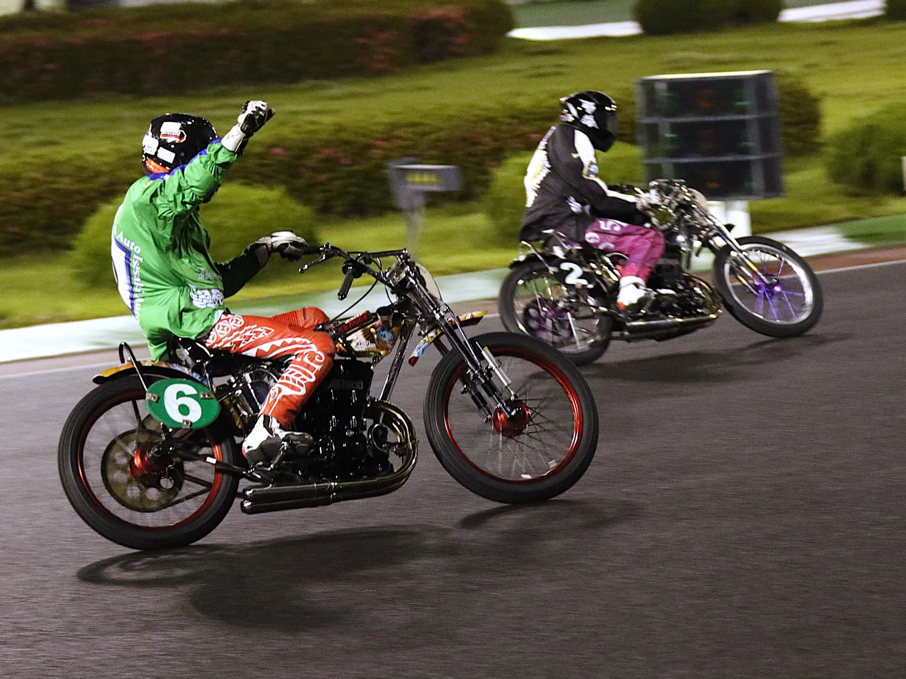 バイクレースの様子。レーサーがトラックを疾走している。